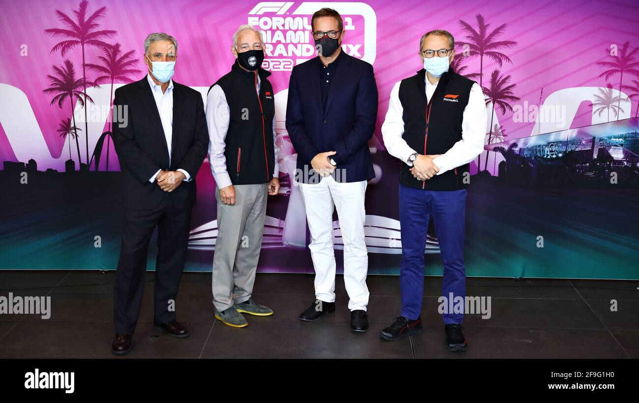 Imola, Italien. April 2021. (L bis R): Chase Carey (USA); Greg Maffei (USA), President und Chief Executive Officer der Liberty Media Corporation; Tom Garfinkel (USA), Vice Chairman, President und Chief Executive Officer der Miami Dolphins und des Hard Rock Stadions; und Stefano Domenicali (ITA), Formel-1-Präsident und CEO - Ankündigung des Miami Grand Prix. Großer Preis der Emilia Romagna, Sonntag, 18. April 2021. Imola, Italien. FIA Pool Bild nur für redaktionelle Verwendung Kredit: James Moy/Alamy Live News Stockfoto