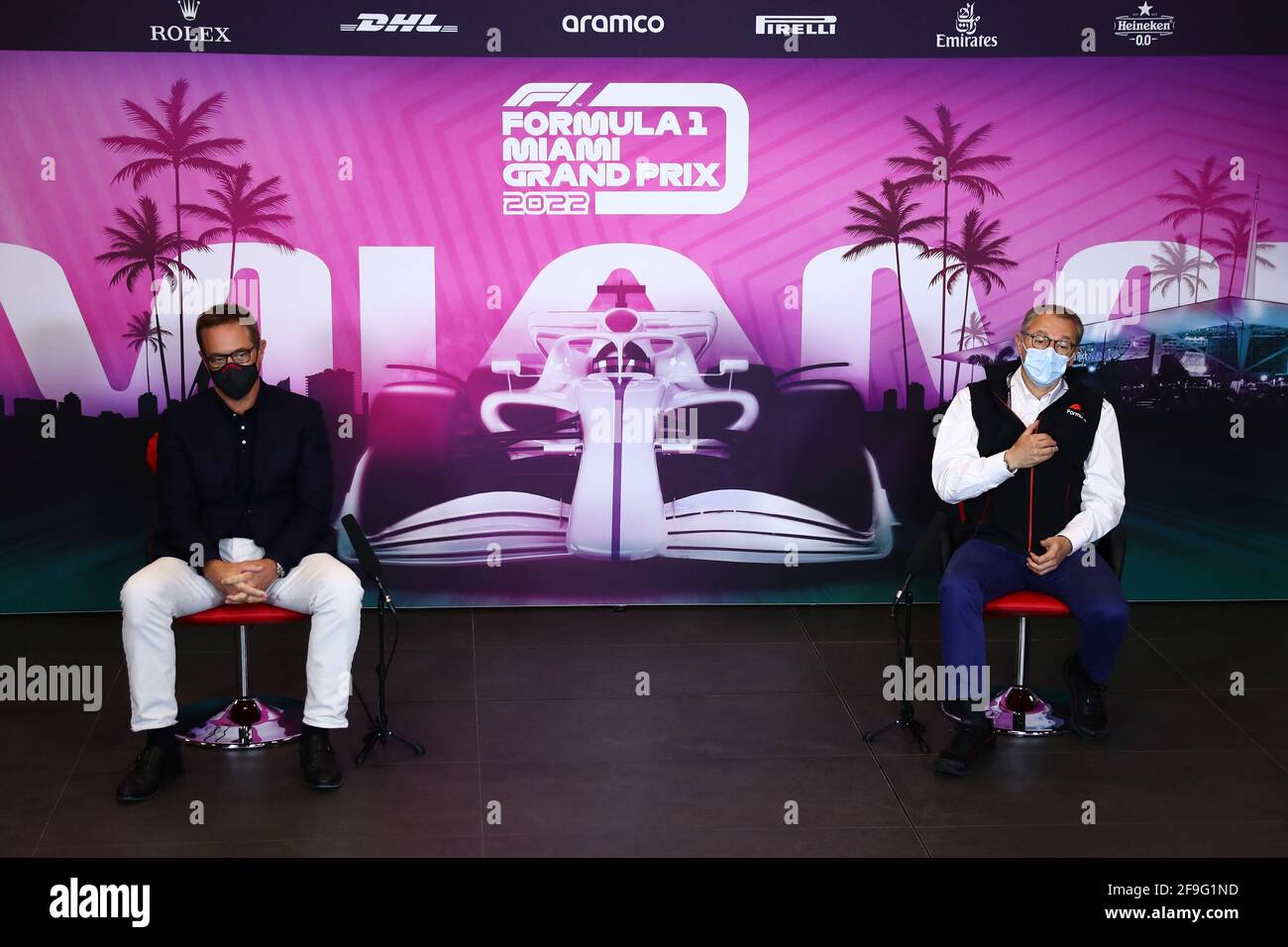 Imola, Italien. April 2021. (L bis R): Tom Garfinkel (USA) Vice Chairman, President und Chief Executive Officer des Miami Dolphins and Hard Rock Stadium und Stefano Domenicali (ITA), Formel-1-Präsident und CEO – Ankündigung des Grand Prix von Miami. Großer Preis der Emilia Romagna, Sonntag, 18. April 2021. Imola, Italien. FIA Pool Bild nur für redaktionelle Verwendung Kredit: James Moy/Alamy Live News Stockfoto