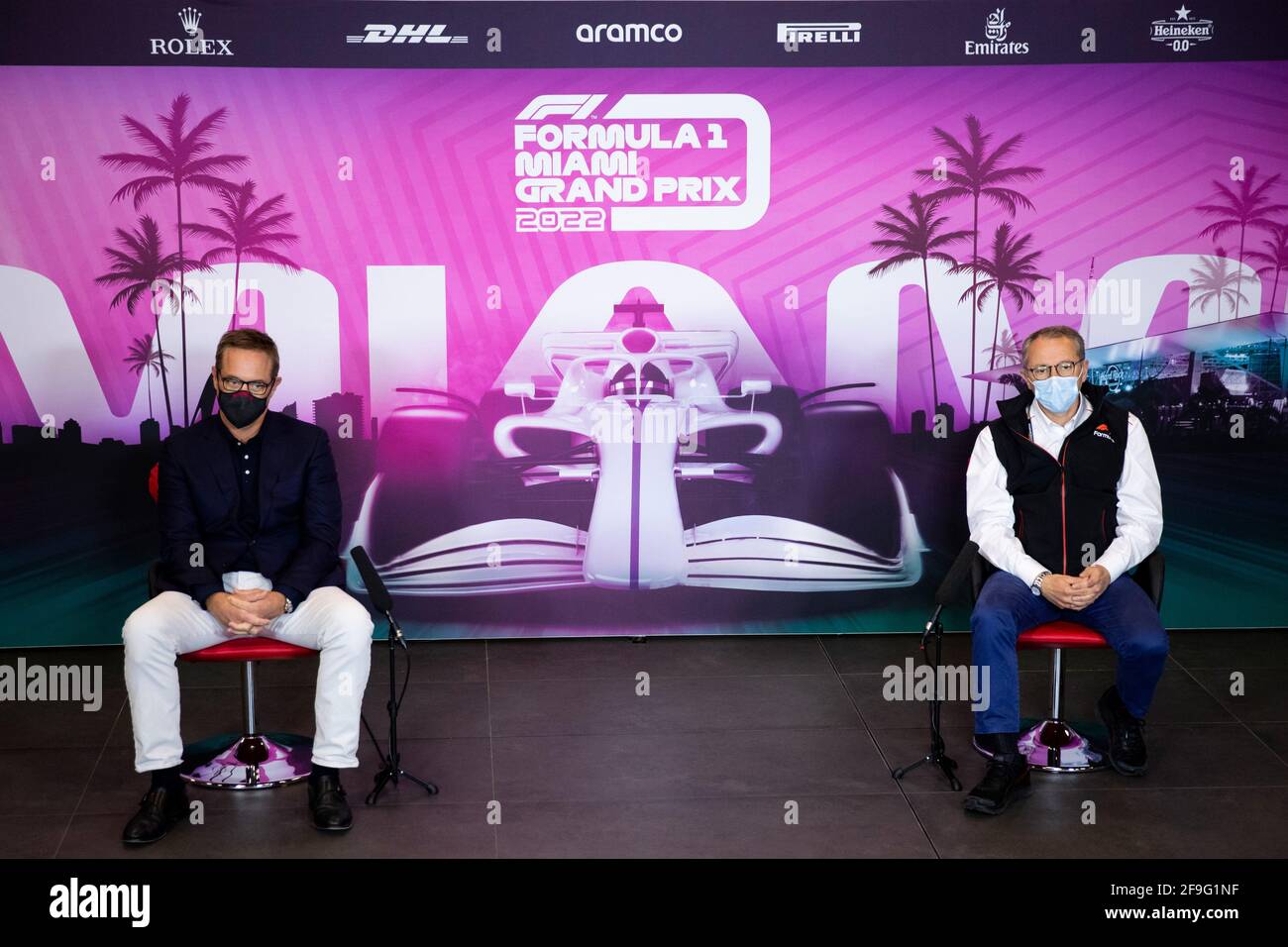 Imola, Italien. April 2021. (L bis R): Tom Garfinkel (USA) Vice Chairman, President und Chief Executive Officer des Miami Dolphins and Hard Rock Stadium und Stefano Domenicali (ITA), Formel-1-Präsident und CEO – Ankündigung des Grand Prix von Miami. Großer Preis der Emilia Romagna, Sonntag, 18. April 2021. Imola, Italien. FIA Pool Bild nur für redaktionelle Verwendung Kredit: James Moy/Alamy Live News Stockfoto