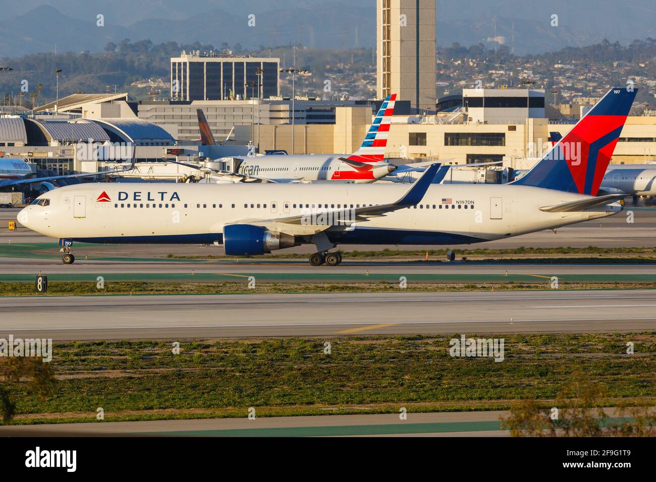 Los Angeles, USA - 19. Februar 2016: Delta Airlines Boeing 767-300 am Flughafen Los Angeles (LAX) in den USA. Boeing ist ein Flugzeughersteller mit Sitz Stockfoto