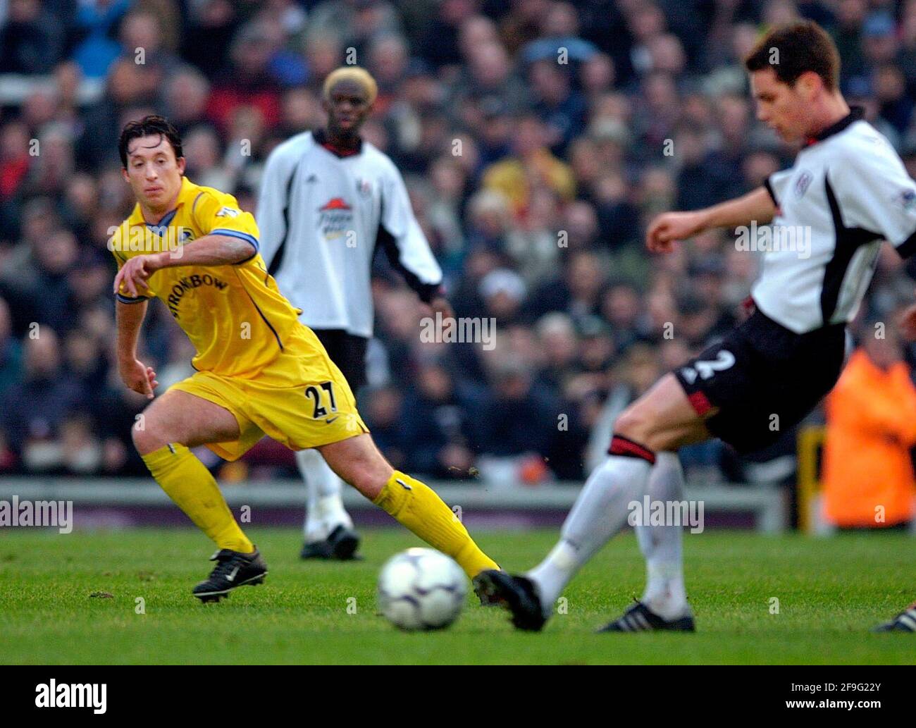 FULHAM V LEEDS 2/12/2001 ROBBIE FOWLER UND STEVE FINNAN BILD DAVID ASHDOWN.FOOTBALL Stockfoto