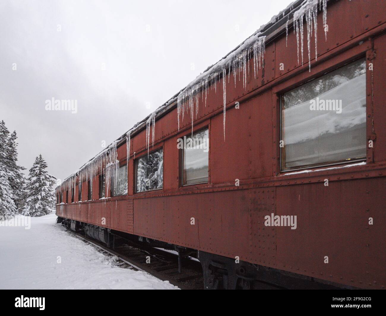 Fassade eines roten Zuges mit herunterfallendem Eisstock Stockfoto