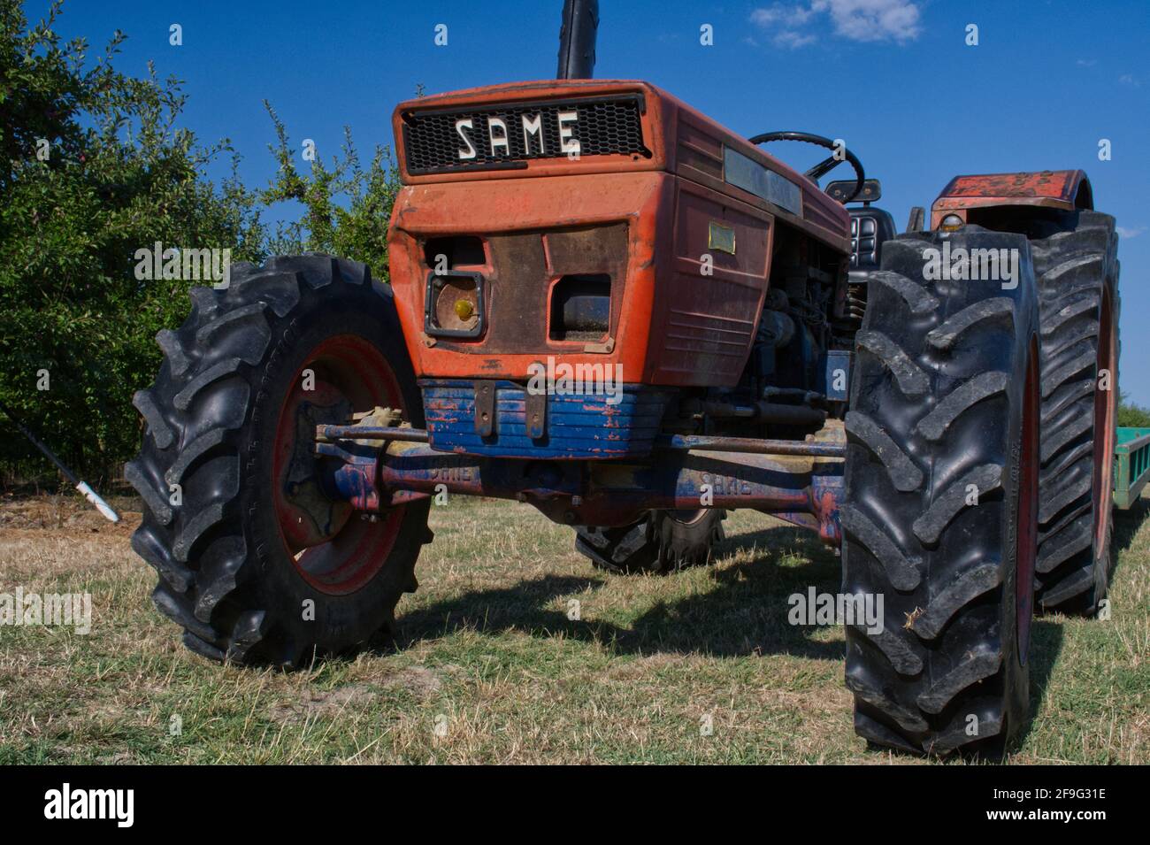 GLEICHER Traktor, offene Ausführung ohne Kabine. Alt und mit kaputten Lichtern umgeklopft. Stockfoto