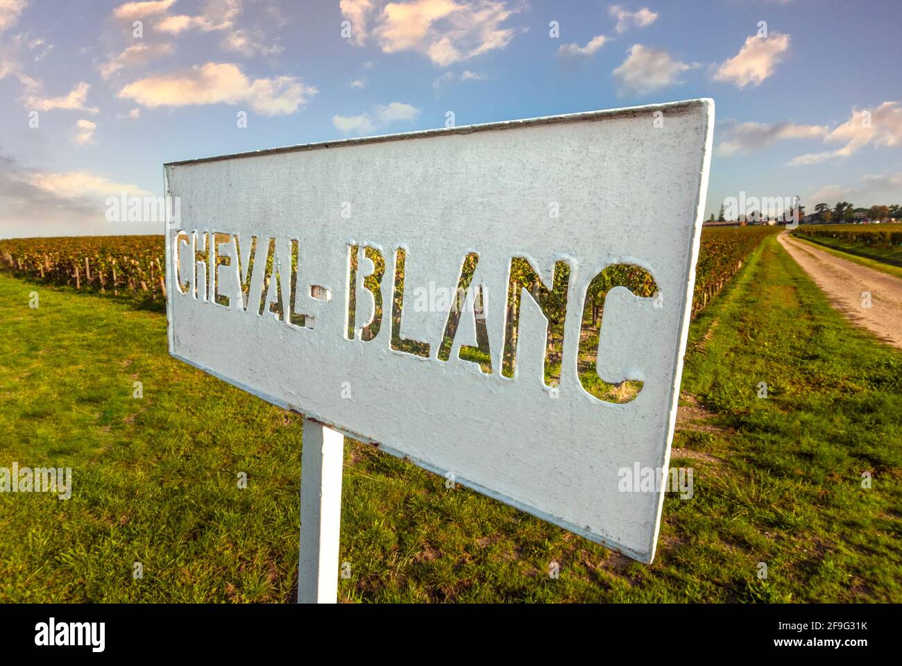 Château Cheval Blanc Schild und Weinberge bei Sonnenuntergang, am Eingang zu renommierten Luxus feinen roten Grand Cru classé Weinproduzenten in Saint-Émilion, Bordeaux Weinregion von Frankreich Stockfoto