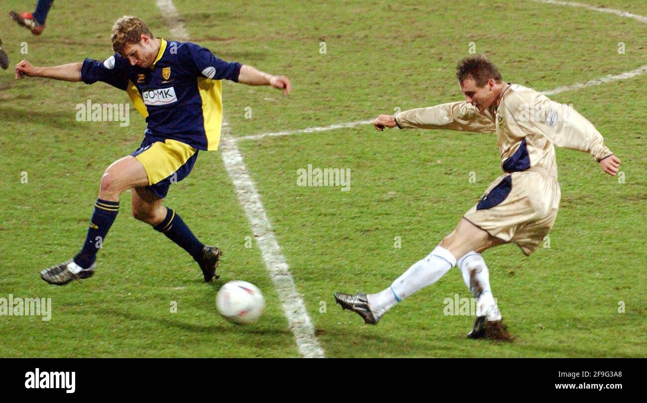 WIMBLEDON V PORTSMOUTH GARY O'NEIL UND MORITZ VOLZ 4/3/2003 BILD DAVID ASHDOWN Stockfoto