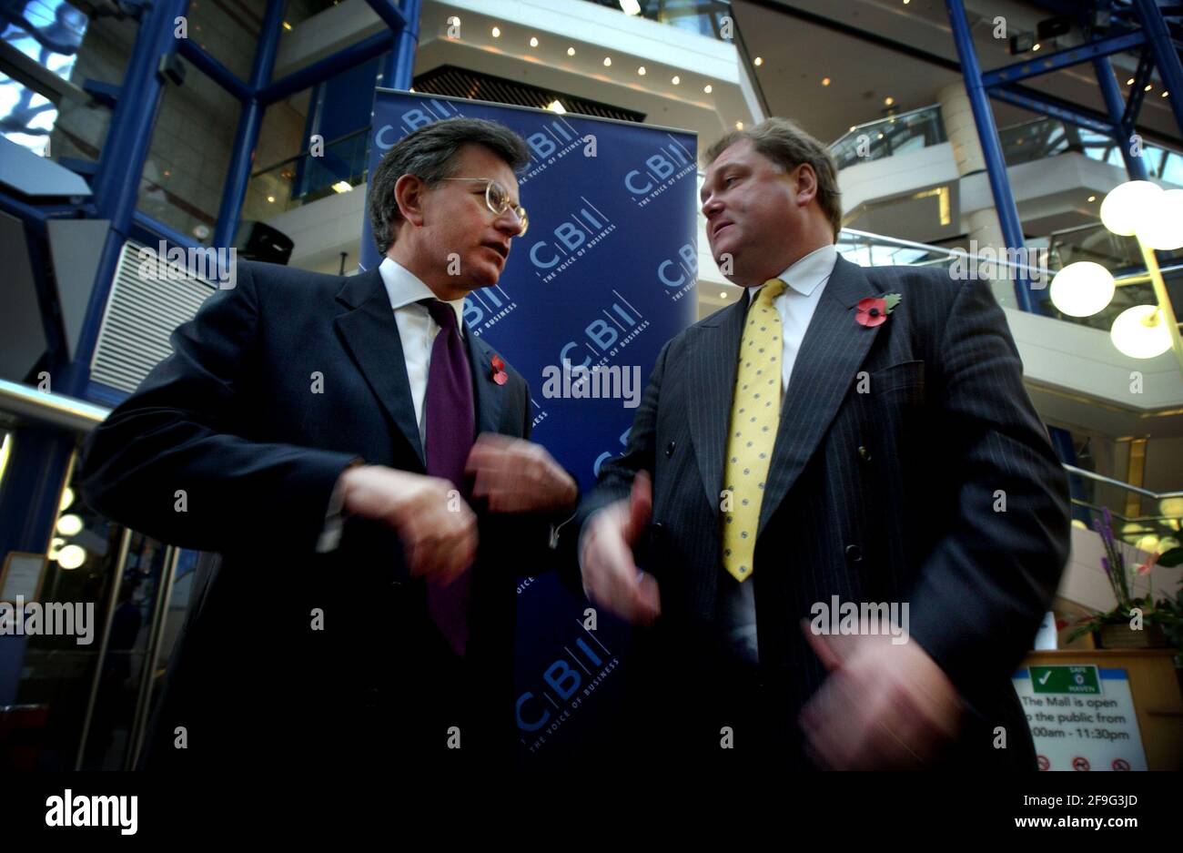 DIGBY JONES TRIFFT STEPHEN BYERS AUF DEM CBI IN BIRMINGHAM. 6/11/01 PILSTON Stockfoto