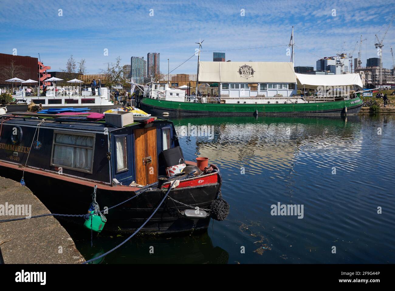 Die Boote legten auf dem River Lea Navigation in Hackney Wick, East London, fest Stockfoto