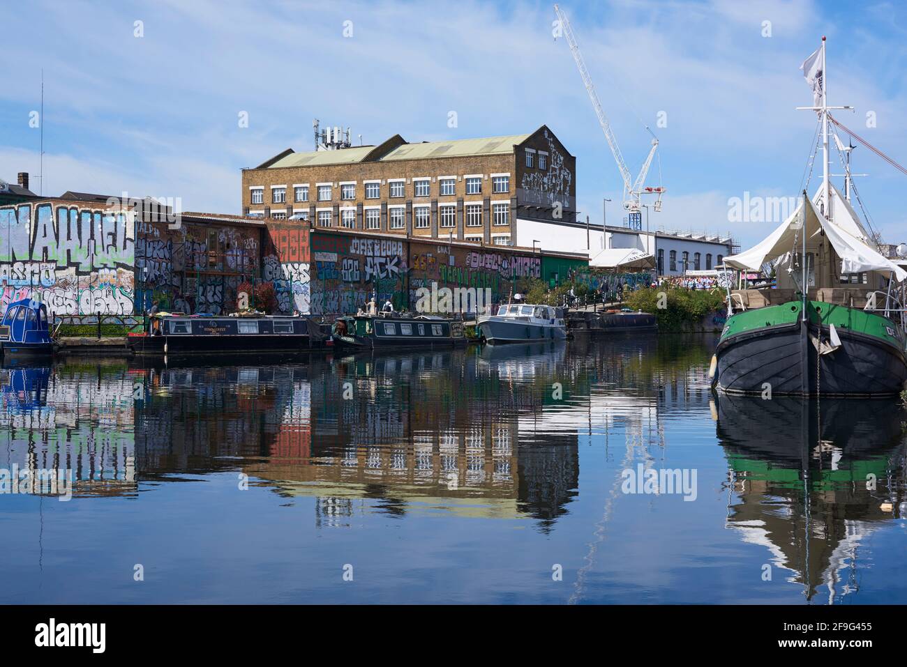 Hackney Wick, East London, Großbritannien, mit dem Barge-Restaurant und Gebäuden am Flussufer Stockfoto