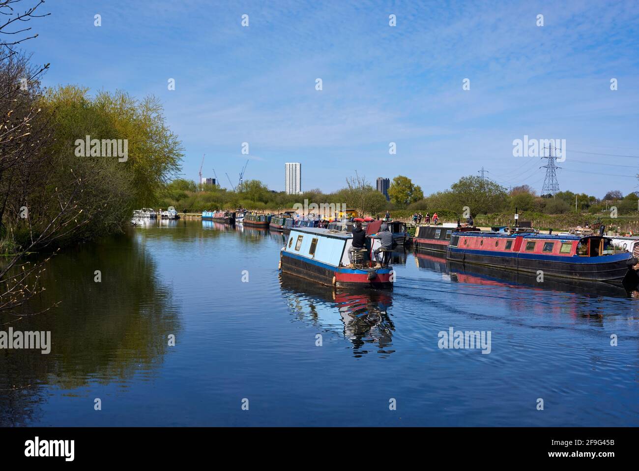 Narrowboats auf dem River Lea auf Walthamstow Marshes, in der Nähe von Clapton, East London, Großbritannien Stockfoto