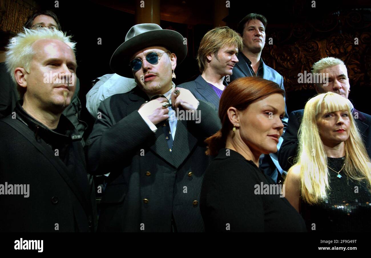 L-R HOWARD JONES, ADAM ANT, STEVE NORMAN, TONY HADLEY, BELINDA CARLISLE, TOYAH UND JOHN KEEBLE BEI EINEM FOTOCALL FÜR EIN GET-TOGETHER UND EINE TOUR DER 80ER-JAHRE-MUSIKSTARS. 20/11/01 PILSTON - Stuart Goddard Stockfoto