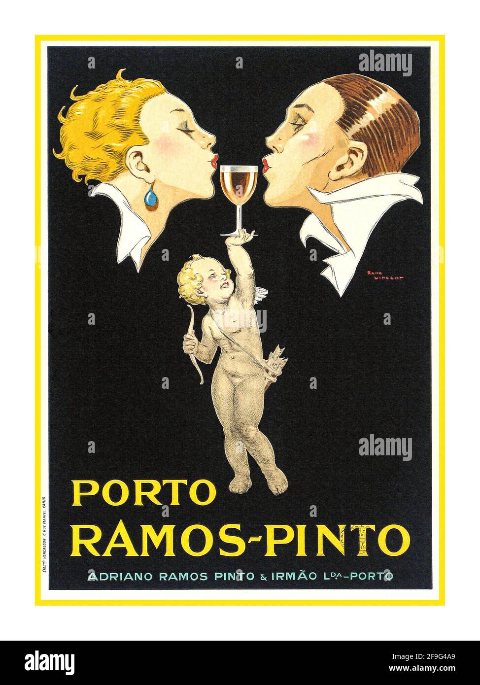 Das Vintageplakat der Getränke der 20er Jahre, das Ramos-Pinto Company Illustration von Rene Vincent, wirbt für Portwein mit zwei Liebhabern im Profil, die sich mit einem Glas Porto Ramos zwischen den Lippen ineinander lehnen. René Vincent (1879-1936) war ein französischer Illustrator, der in den 1920er- und 1930er-Jahren vorherrschte und im Art déco-Stil arbeitete. Vincent hatte einen dynamischen Grafikdesign-Stil. Er war einflussreich in der Art déco-Bewegung. Stockfoto