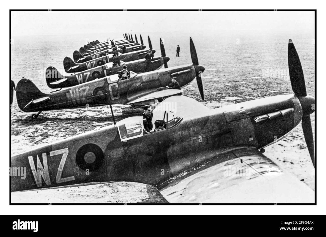 Navigationsleiste Spitfire-Flugzeuge des 2. Weltkriegs, Mk 1. 19 Squadron RAF Duxford UK 1939 Schlacht von Großbritannien. Perfekte symmetrische Linie von Royal Airforce Spitfire Kampfflugzeugen, die sich für den Start bereit machen, um Großbritannien gegen die Terroranschläge des Zweiten Weltkriegs der deutschen Nazi-Luftwaffe zu verteidigen Stockfoto