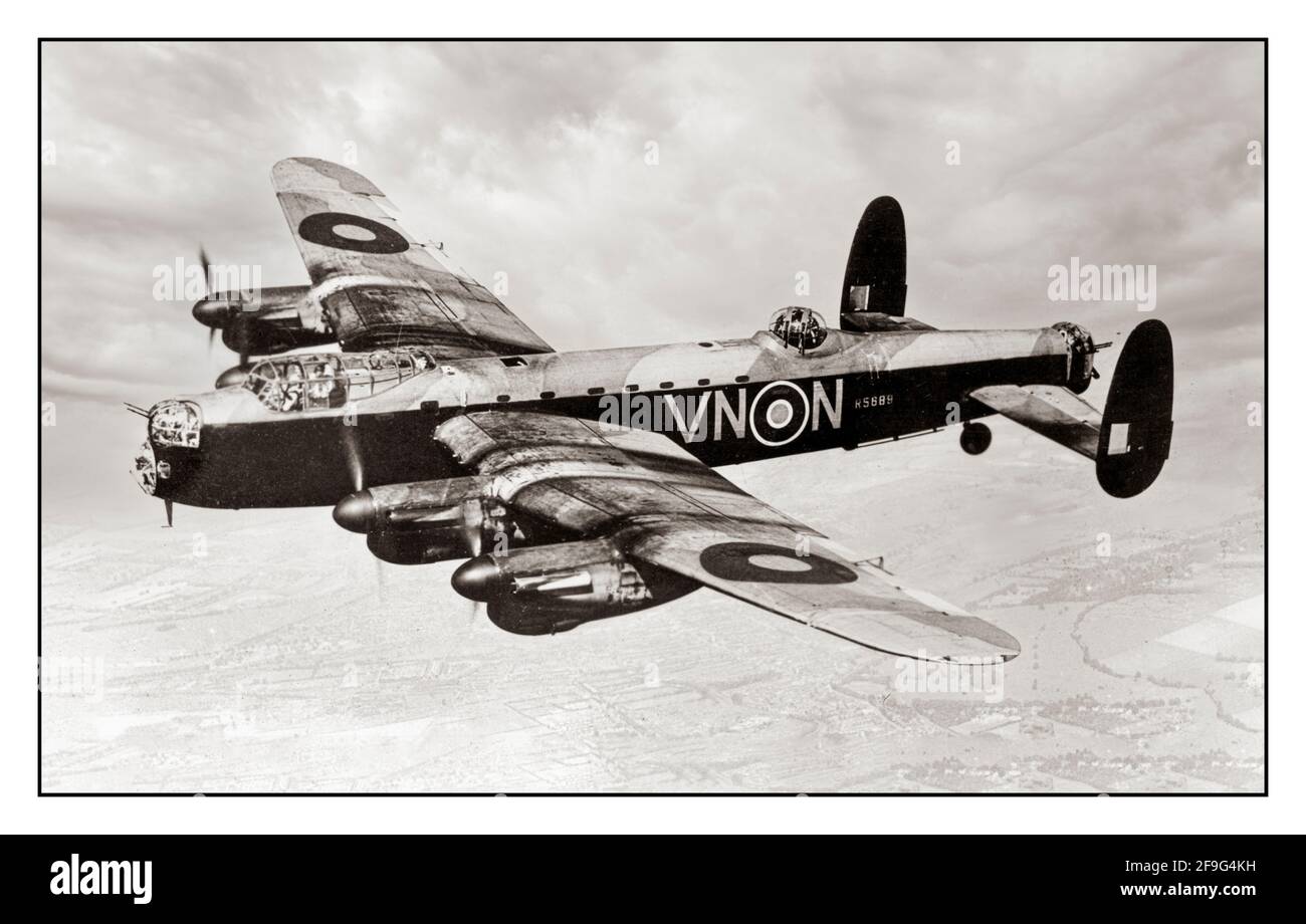 AVRO 683 Lancaster Bomber WW2 (No R5689) auf einer Bombenmission Zweiten Weltkrieg Bomber Command RAF Großbritannien Britischer Bomber 'Lancaster» (Avro 683 Lancaster) No. R5689 (VN-N) von 50 Squadron Royal Air Force fliegen über England. Die Lancaster wurde 1942 zum ersten Mal aktiv beim RAF Bomber Command eingesetzt, und als die strategische Bombenoffensive über Europa an Fahrt gewann, wurde sie zum wichtigsten schweren Bomber, der von der RAF, der RCAF und Staffeln aus anderen Commonwealth- und europäischen Ländern, die innerhalb der RAF dienten, eingesetzt wurde. Die 'Lanc' wurde zum berühmtesten und erfolgreichsten der Nachtbomber des 2. Weltkrieges. Stockfoto