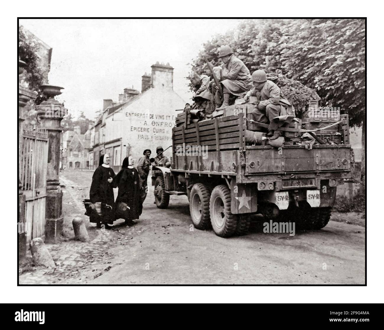 2. Weltkrieg US-Infanterieeinheiten der Normandie halten an, um mit Franzosen zu plaudern Nonnen in der befreiten Bricquebec Normandie auf ihrem Vorstoß nach Deutschland Nach den erfolgreichen D-Day Landings 1944 Normandie Frankreich Stockfoto