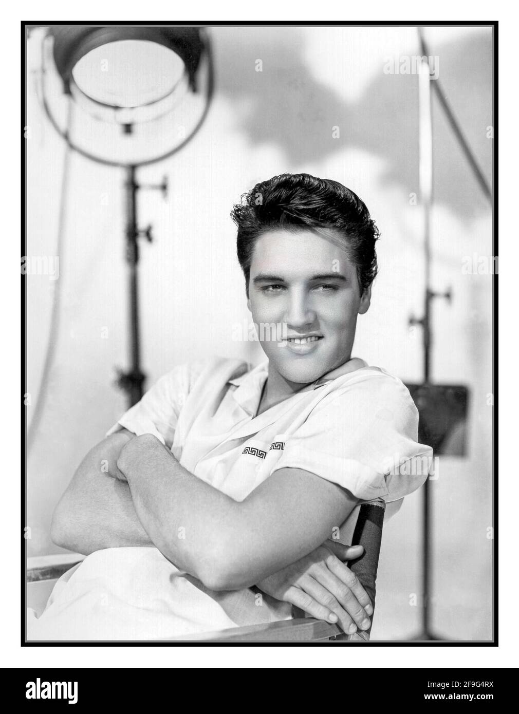 Elvis Presley Relaxed Informal Stills Porträt auf dem Studio-Filmset von King Creole Hollywood USA 1958 King Creole ist ein Musikdrama aus dem Jahr 1958 mit Elvis Presley in New Orleans. Der Film wird oft als einer seiner besten Filme angesehen, da er dunkler klingt und die Handlung stärker ist, die Presleys schauspielerische Fähigkeiten demonstriert. Im Film unter der Regie von Michael Curtiz verbindet King Creole Drama, Musik und Krimi-Elemente und enthält klassische Songs wie King Creole und Hard Heads Woman. Dieser Film hebt Elvis über sein Rockbild hinaus und unterstreicht seine Vielseitigkeit als Entertainer. Stockfoto