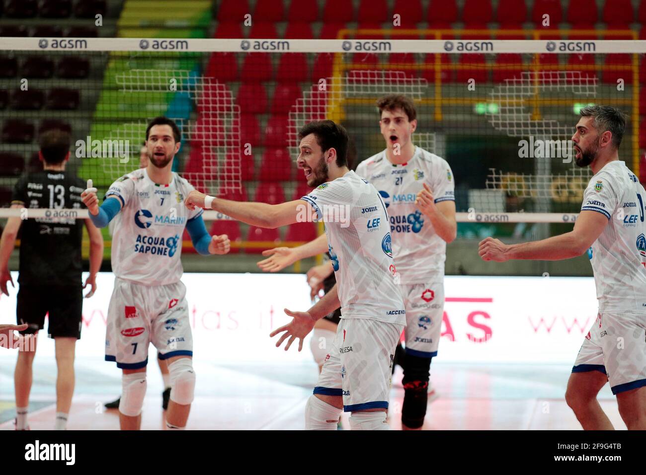 Verona, Italien, 18 April, 2021 Top Volley feiert Punkt während des Spiels NBV Verona - Top Volley Cisterna auf dem AGSM Forum. Play Off 5 posto Credem Banca Credit:Roberto Ramaccia/Alamy Live News Stockfoto