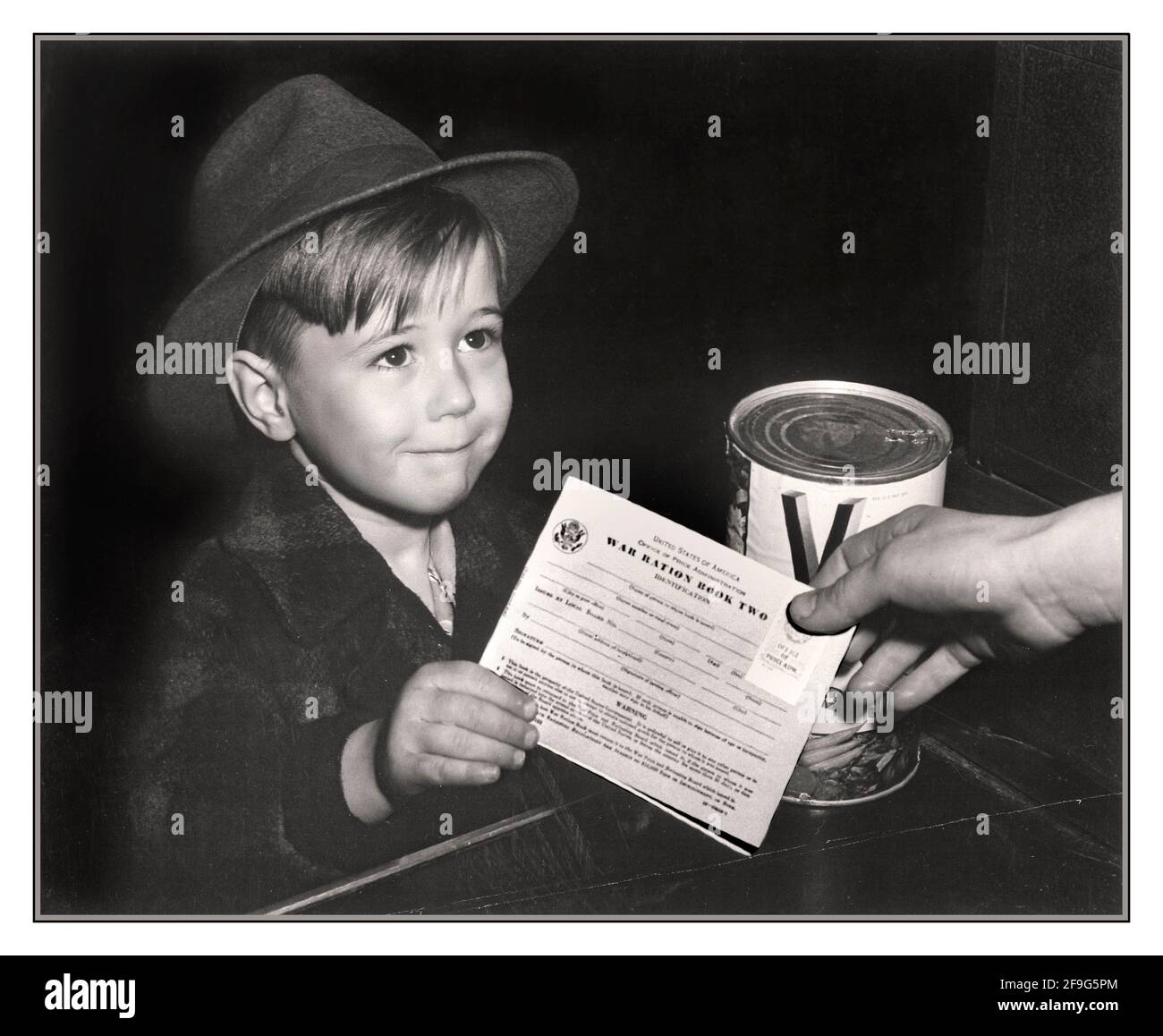 Vintage Food Rationing Ration Book 2. Weltkrieg USA Amerika Propaganda das Bild eines eifrigen Schuljungen bekommt seine ersten Erfahrungen mit dem war Rations Ration Book 2. Viele Eltern waren sonst in Kriegsarbeit verwickelt... Zweiter Weltkrieg Stockfoto