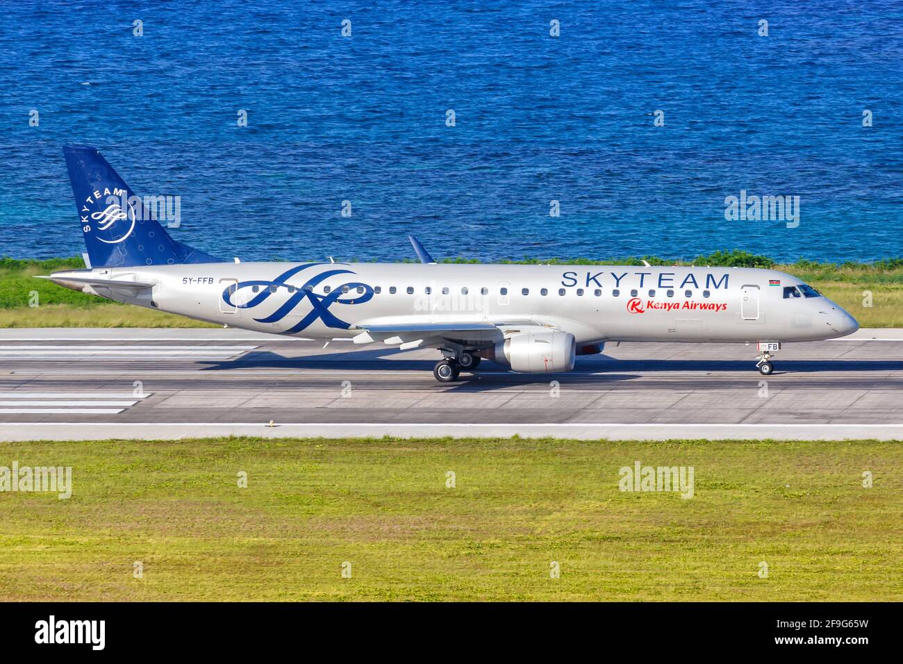 Mahe, Seychellen - 25. November 2017: Kenya Airways Embraer 190 Flugzeug am Seychelles International Airport (SEZ) auf den Seychellen. Stockfoto