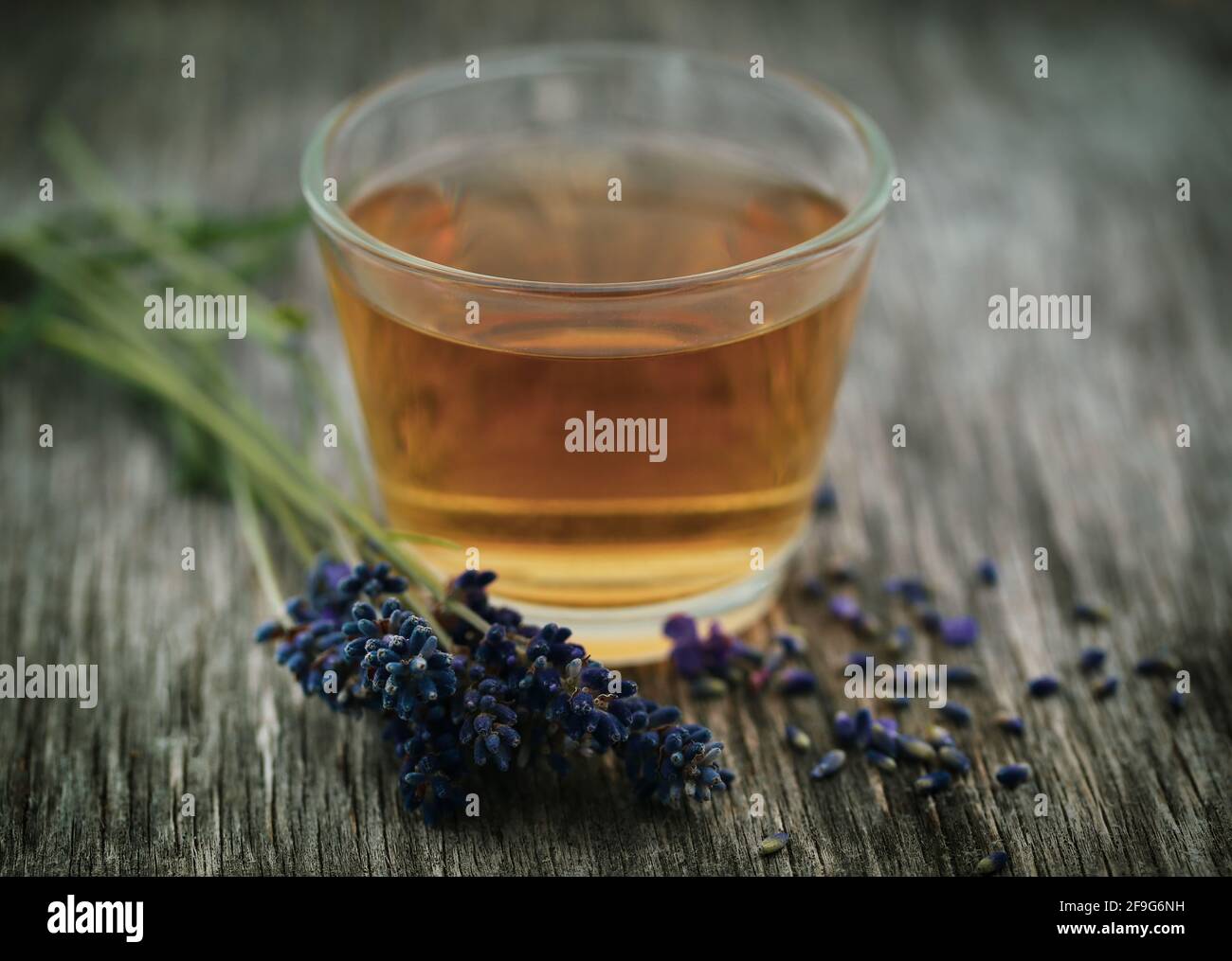 Lavendeltee mit Blume auf natürlicher Oberfläche Stockfoto