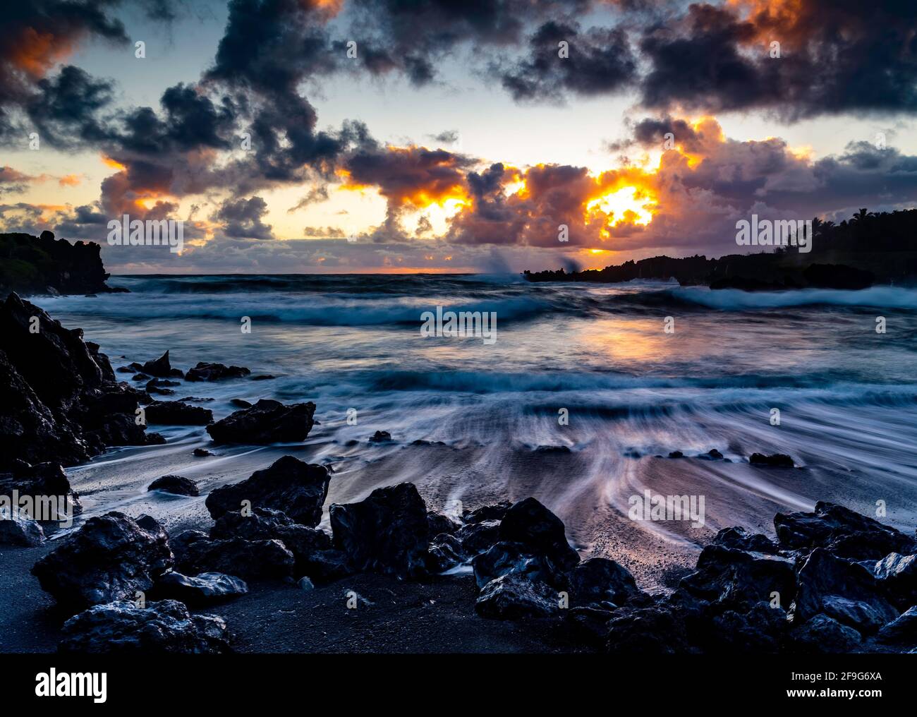 Majestätischer Sonnenaufgang, Black Sand Beach, Straße nach Hana, Waianapanapa State Park, Maui Hawaii, USA Stockfoto