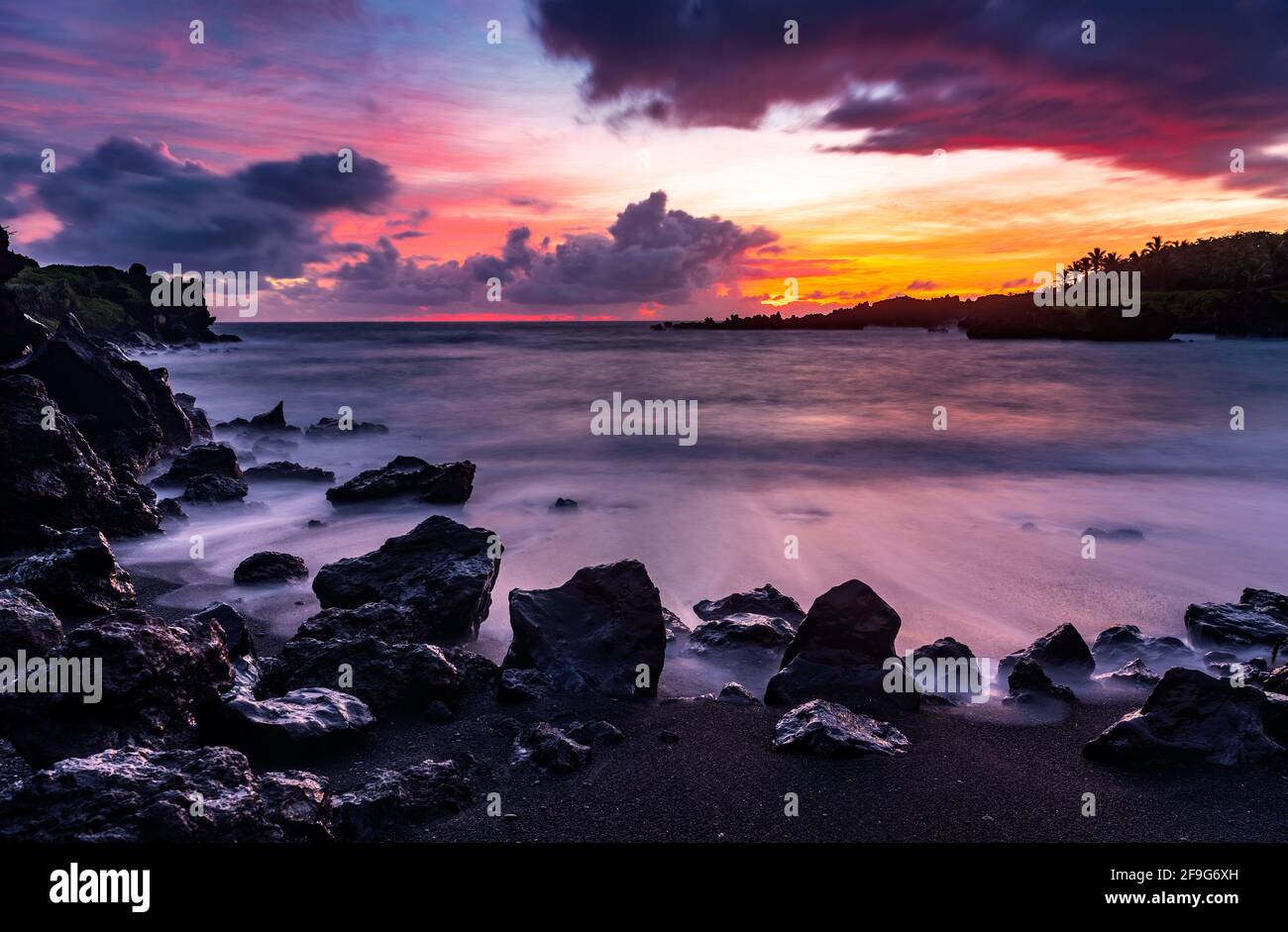 Majestätischer Sonnenaufgang, Black Sand Beach, Straße nach Hana, Waianapanapa State Park, Maui Hawaii, USA Stockfoto