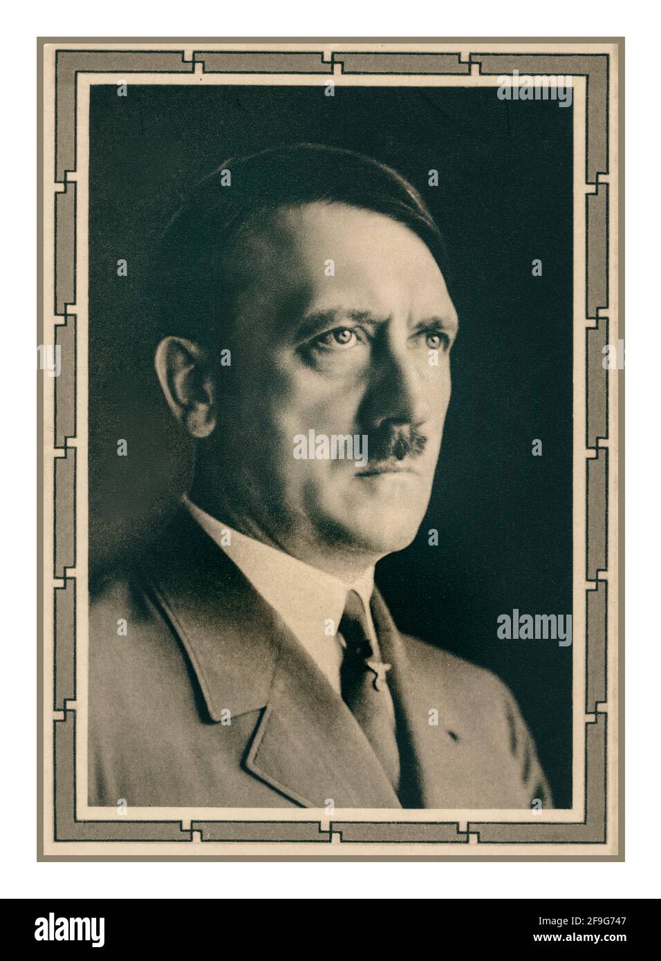 Adolf HITLER 1930er Jahre offizielles Studio Hoffmann Portrait in original Hakenkreuzmotivrahmen-Overlay des Propagandabilds von Führer Adolf Hitler in Nazi-Deutschland für Poster und Postkarten Stockfoto
