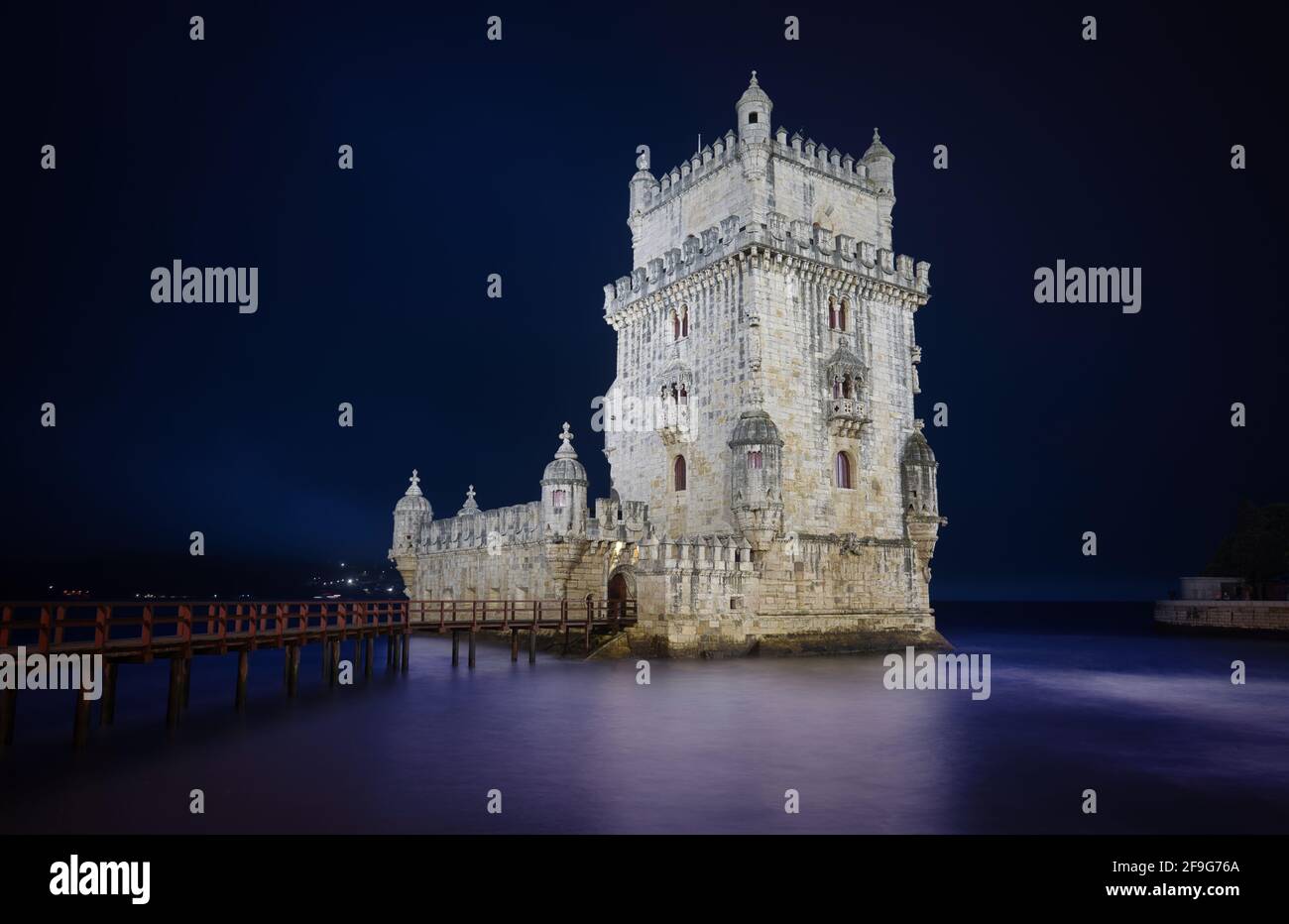 Foto des Belem Turms in Lissabon Portugal am Blaue Stundenzeit Stockfoto