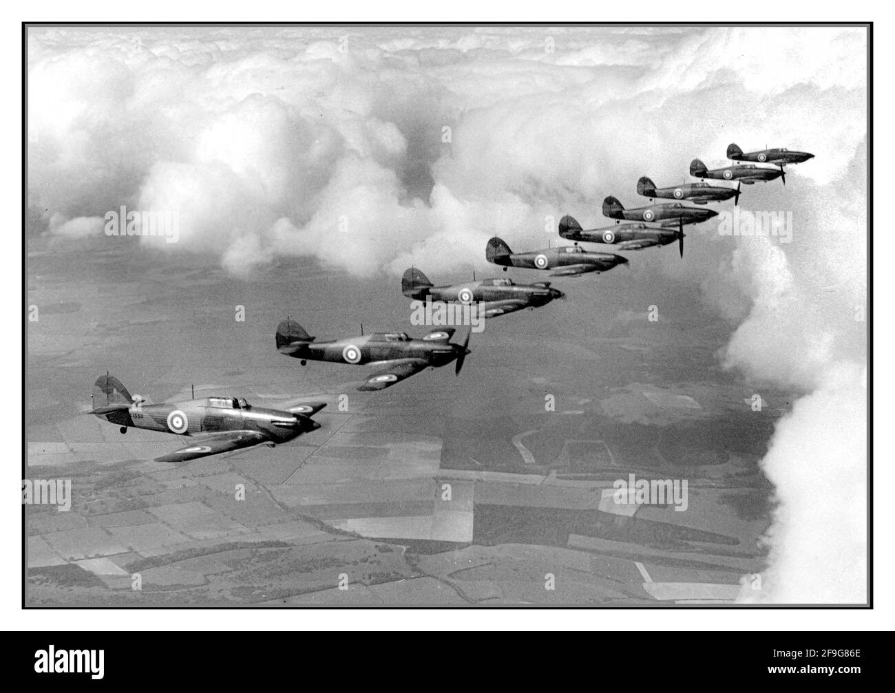WW2 SCHLACHT VON GROSSBRITANNIEN Hawker-Jagdgeschwader auf Patrouille über Großbritannien, Die Hawker-Flotte ist ein britisches Einsitzer-Kampfflugzeug der Jahre 1930s–40s, das überwiegend von Hawker Aircraft Ltd. Für den Einsatz bei der Royal Air Force (RAF) entworfen und gebaut wurde. Der von der Nazi-Luftwaffe im Rahmen des Engagements erlittenen und in allen großen Theatern des Zweiten Weltkriegs kämpfte, verursachte den Großteil der Verluste in der Schlacht von Großbritannien. Stockfoto