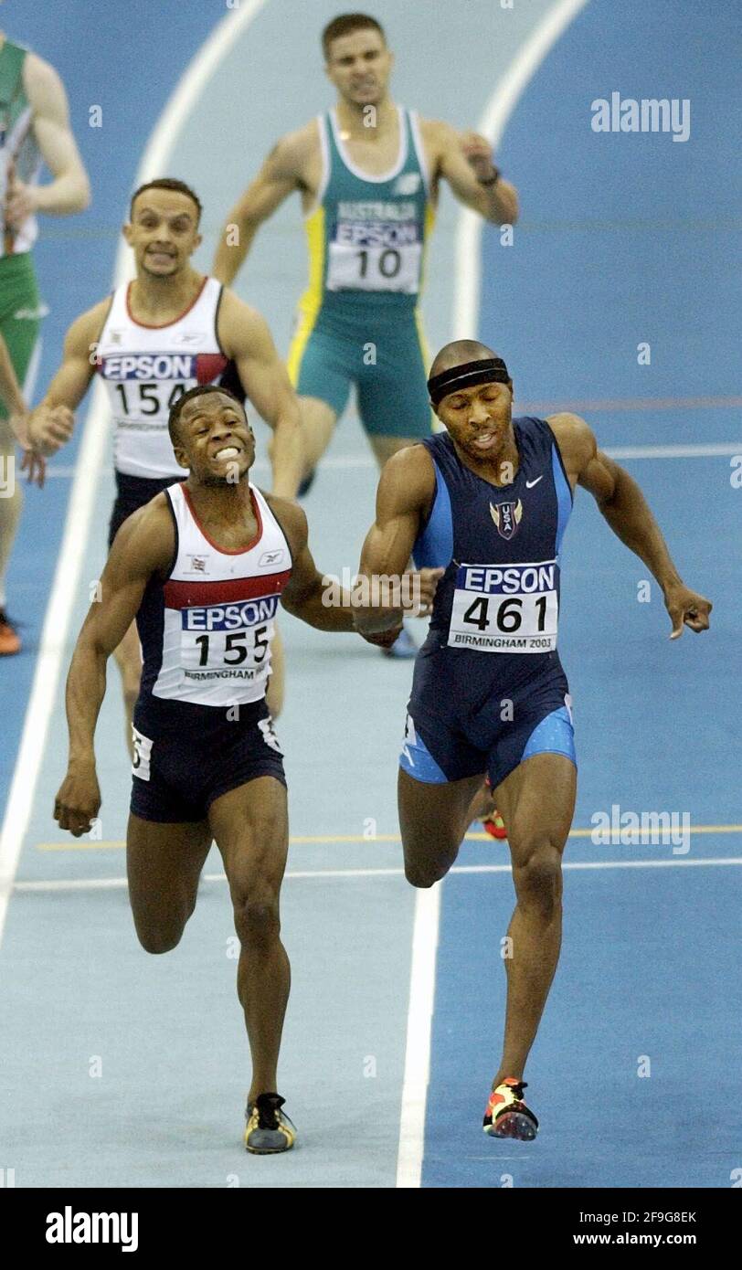 DIE 9. IAAF-HALLENWELTMEISTERSCHAFTEN IN DER NATIONALEN HALLE ARENA BIRMINGHAM 16/3/2003 HERREN 400 M FINALE TIREE WASHINGTON SCHLÄGT DANIEL CAINES BILD DAVID ASHDOWN Stockfoto