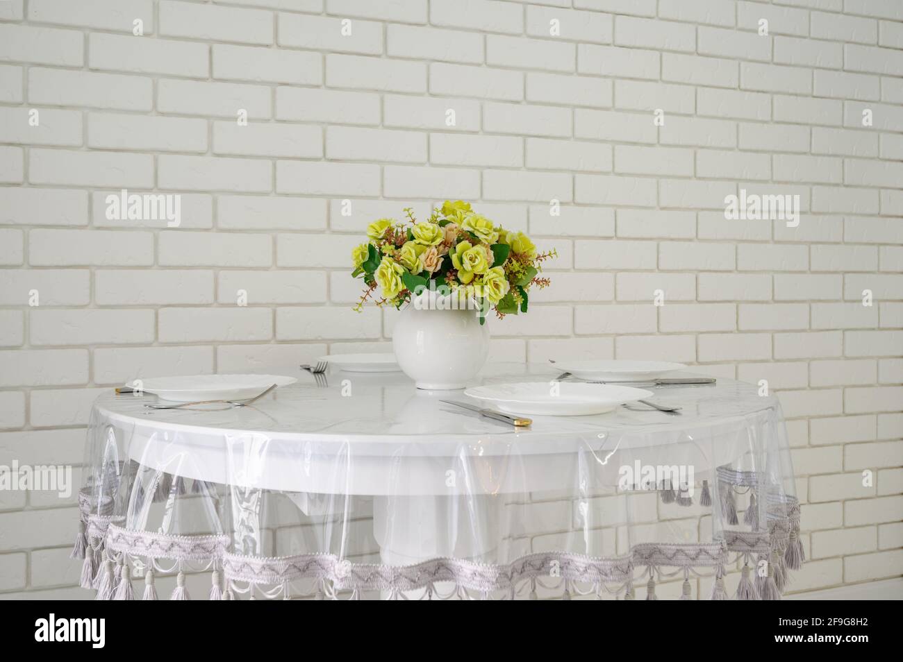 Eleganter weißer runder Esstisch in moderner Kücheneinrichtung Stockfoto