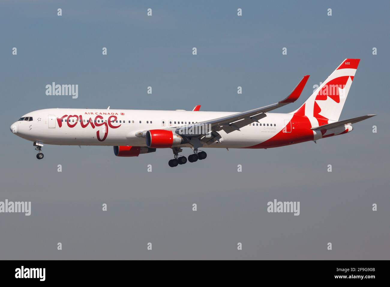 Los Angeles, USA - 22. Februar 2016: Air Canada Rouge Boeing 767-300 am Flughafen Los Angeles (LAX) in den USA. Boeing ist eine Basis für Flugzeughersteller Stockfoto