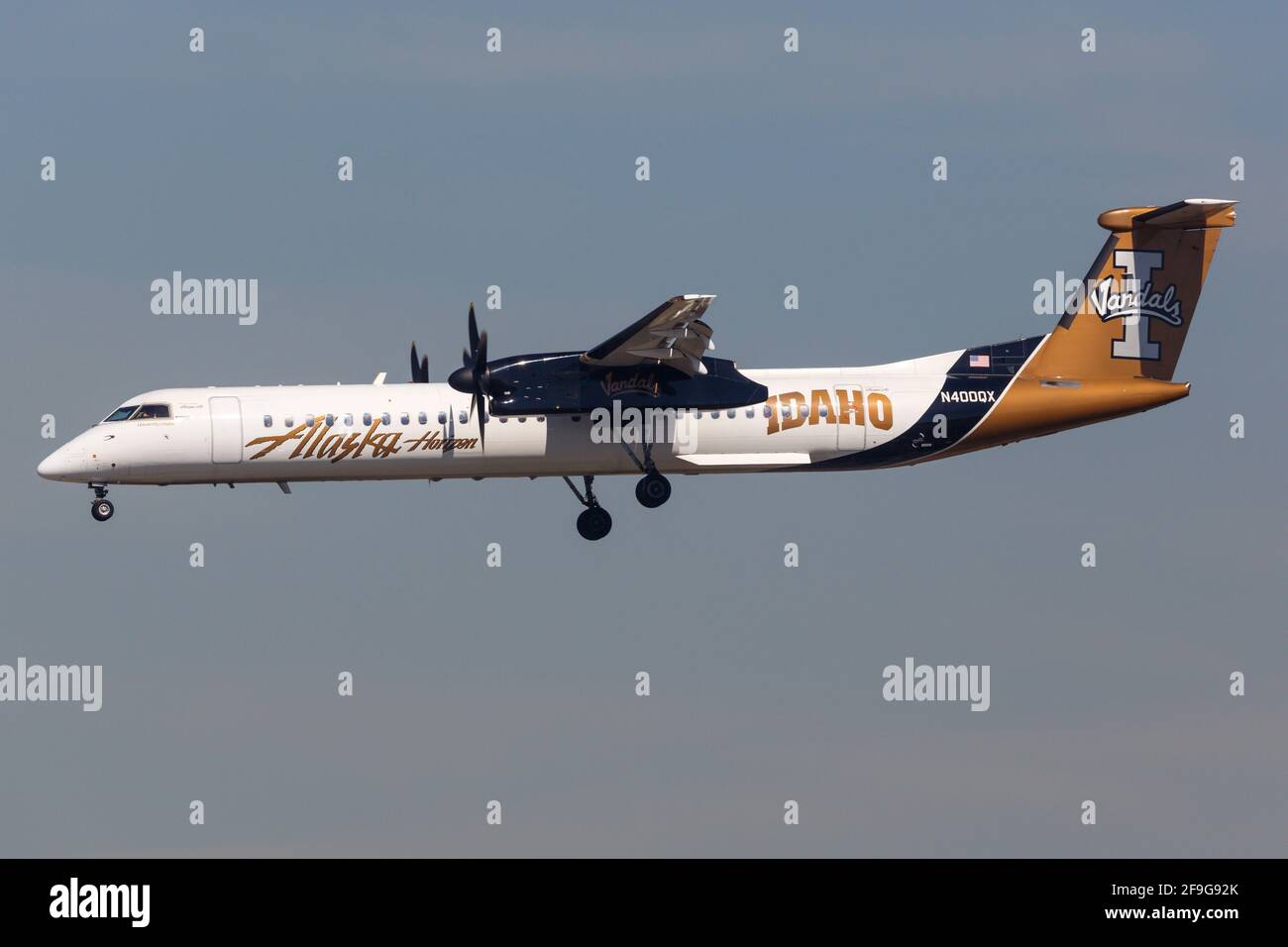 Los Angeles, USA - 22. Februar 2016: Alaska Horizon Bombardier Dash 8 Q400 am Flughafen Los Angeles (LAX) in den USA. Bombardier ist ein Flugzeughersteller Stockfoto