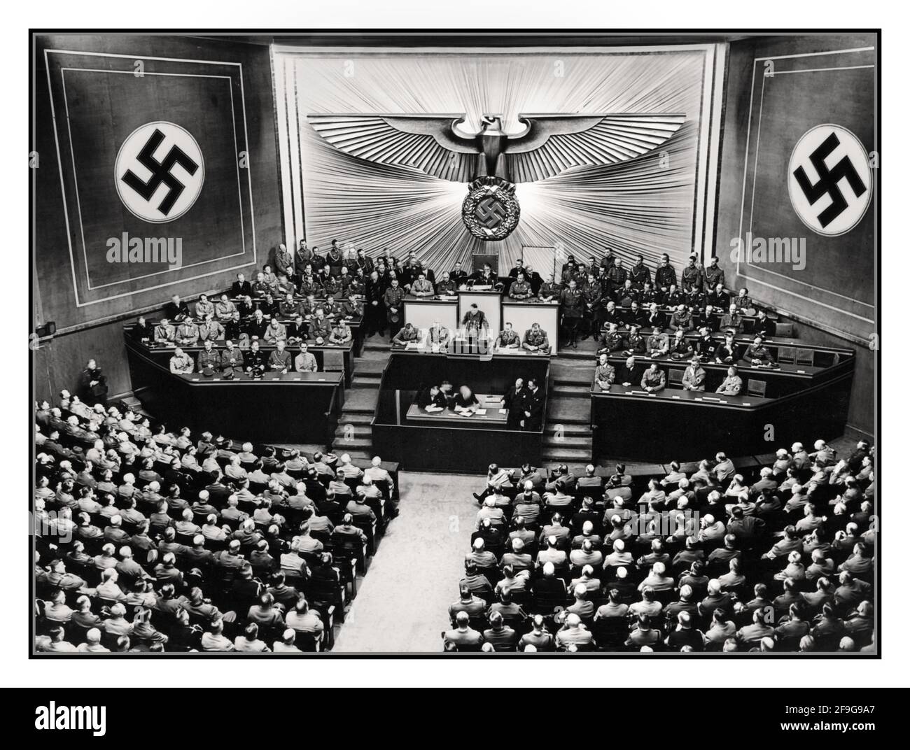 Adolf Hitler Rede 1940 Reichstag-Sitzung des Zweiten Weltkriegs in der Berliner Kroll Oper am 19. Juli 1940 nach dem Sieg über Frankreich: "Hitler spricht als siegreicher General" Frankreich Französische Besetzung durch deutsche Nazi-Streitkräfte Stockfoto