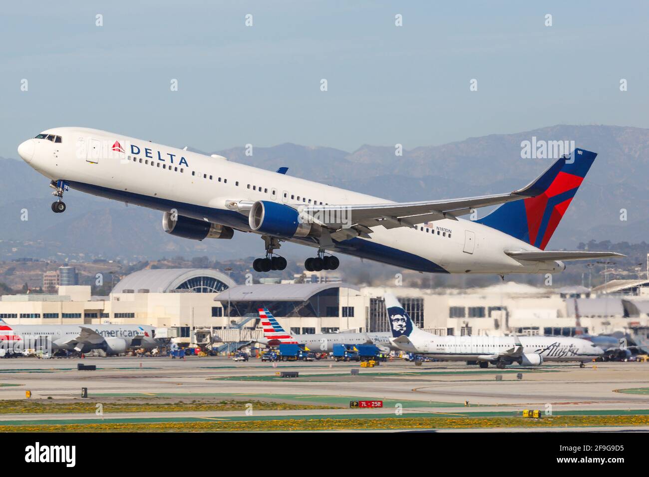 Los Angeles, USA - 22. Februar 2016: Delta Airlines Boeing 767-300 am Flughafen Los Angeles (LAX) in den USA. Boeing ist ein Flugzeughersteller mit Sitz Stockfoto