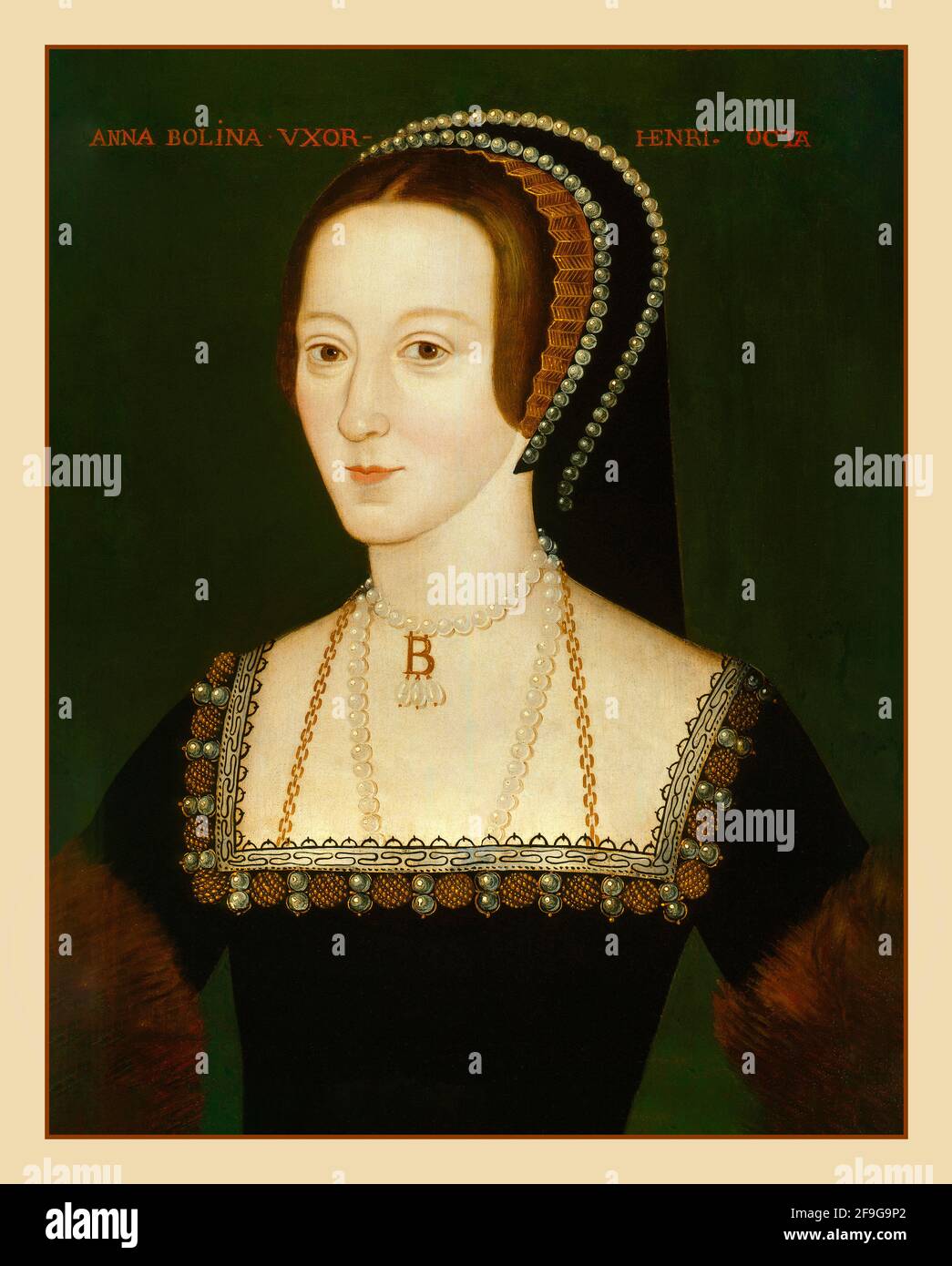 Anne Boleyn Portrait das detailreiche, ikonische historische Ölgemälde zur Zeit ihrer Hochzeit mit Heinrich VIII. Aus dem 16. Jahrhundert stammt das Porträt des Meisters Elizabethan. Anne Boleyn ist in einem dunklen Kleid mit quadratischem Ausschnitt und französischer Kapuze dargestellt, ein typischer Stil der Tudor-Zeit. Sie trägt eine unverwechselbare „B“-Kette, die zu einem ihrer bekanntesten Symbole geworden ist. Stockfoto