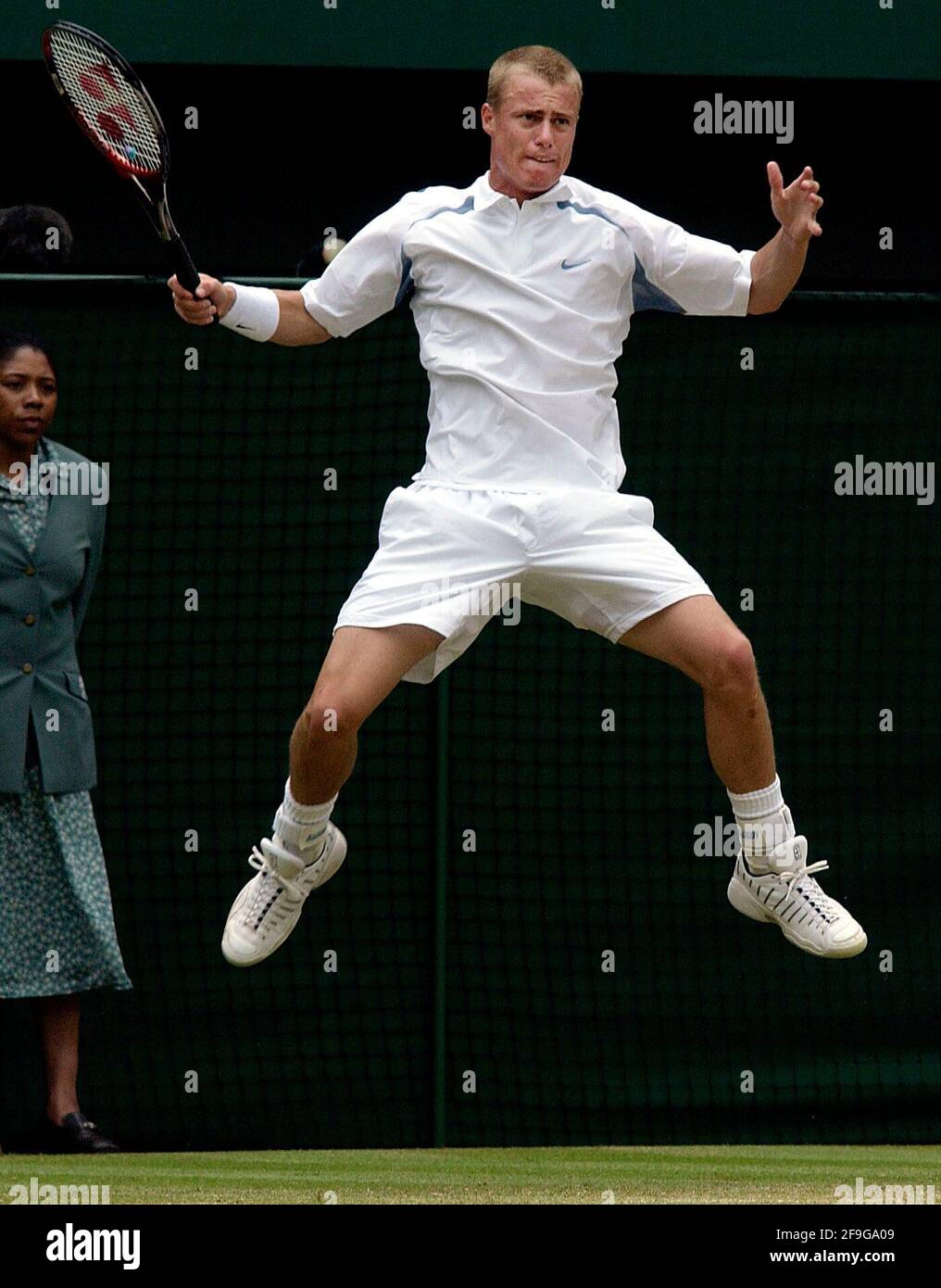 WIMBLEDON 7. TAG 1/7/2002 L.HEWITT WÄHREND SEINES SPIELS MIT M.YOUZHNY BILD DAVID ASHDOWN.WIMBLEDON TENNIS Stockfoto