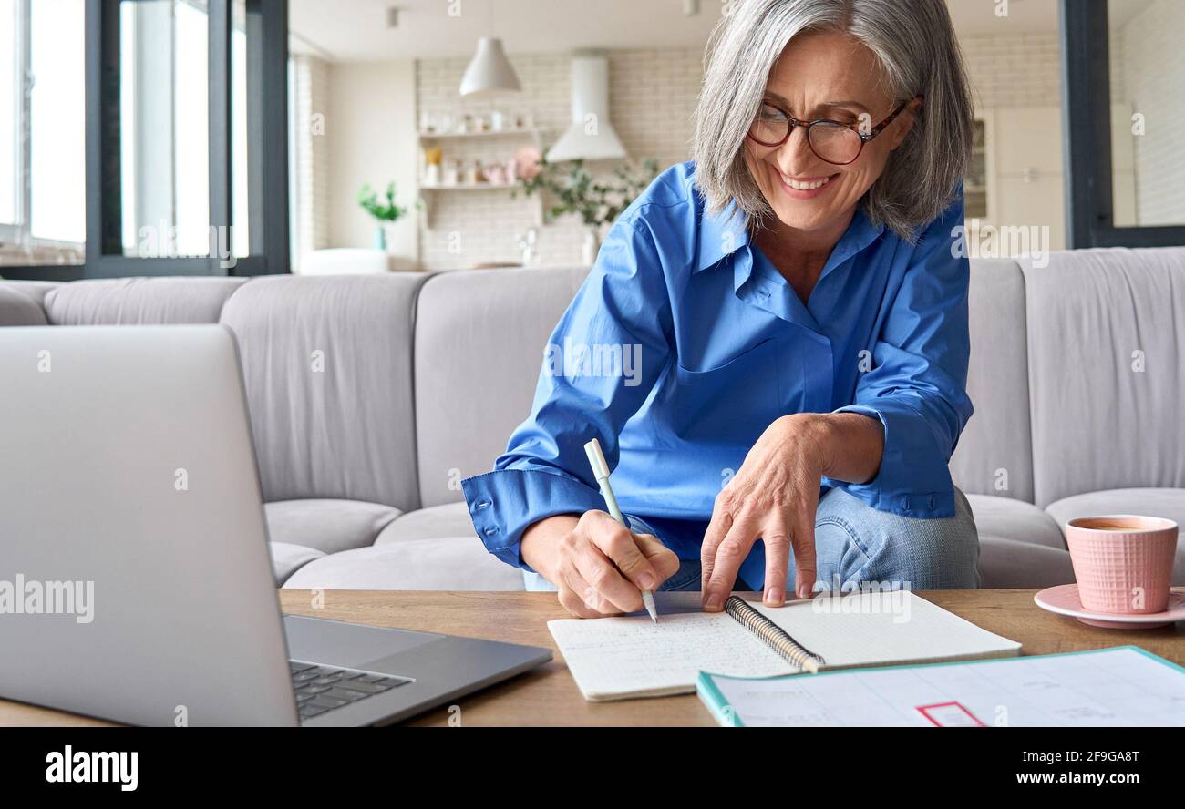 Reife ältere Frau hat E-Learning Fernunterricht. Stockfoto