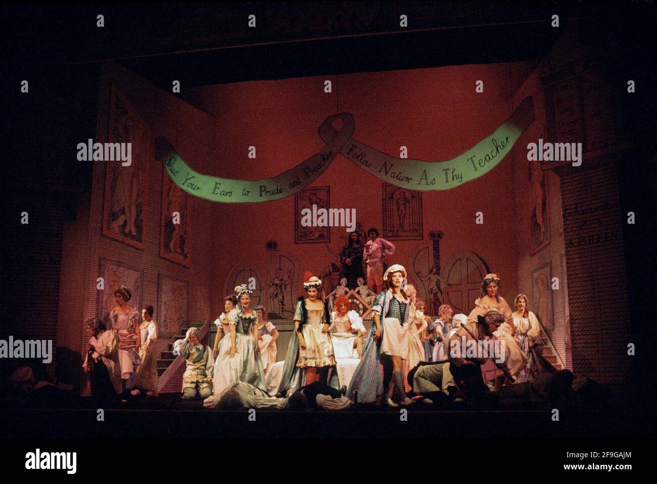 Mitte - hinten: Donald Gramm (Nick Shadow), Leo Goeke (Tom Rakewell) auf der Bühne: Thetis Blacker (Mother Goose) im RAKE'S PROGRESS an der Glyndebourne Festival Opera, East Sussex, England 21/06/1975 Musik: Igor Strawinsky Libretto: W H Auden & Chester Kallman Dirigent: Bernard Haitink Design: David Hockney Beleuchtung: Robert Bryan Regie: John Cox Stockfoto