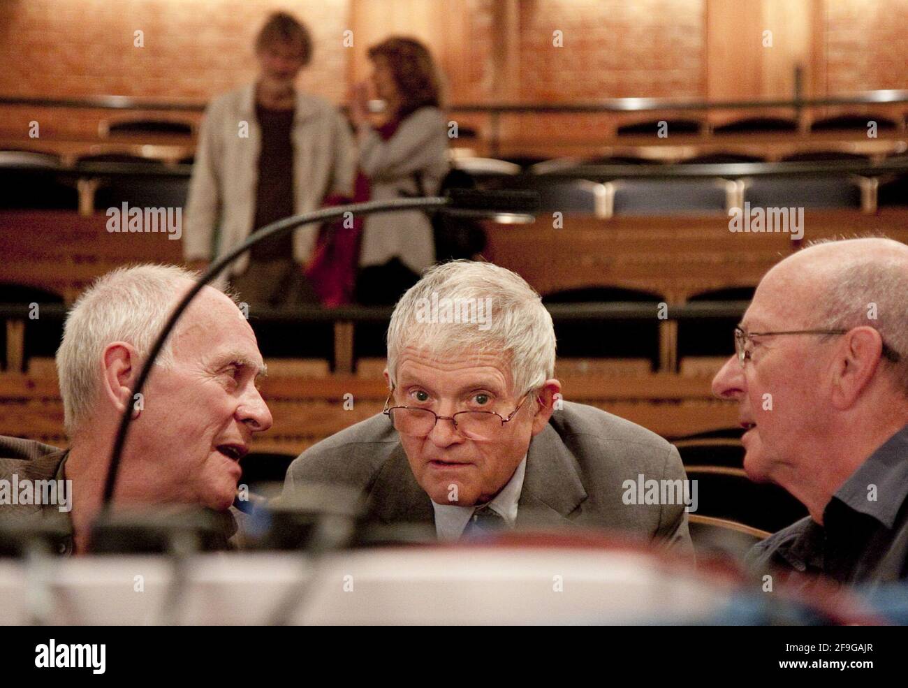 l-r: John Cox, David Hockney und Robert Bryan während einer Probenpause des RAKE'S-FORTSCHRITTS an der Glyndebourne Festival Opera, East Sussex, England 08/08/2010 Musik: Igor Strawinsky Libretto: W H Auden & Chester Kallman Dirigent: Vladimir Jurowski Gestaltung: David Hockney Beleuchtung: Robert Bryan Regie: John Cox Stockfoto