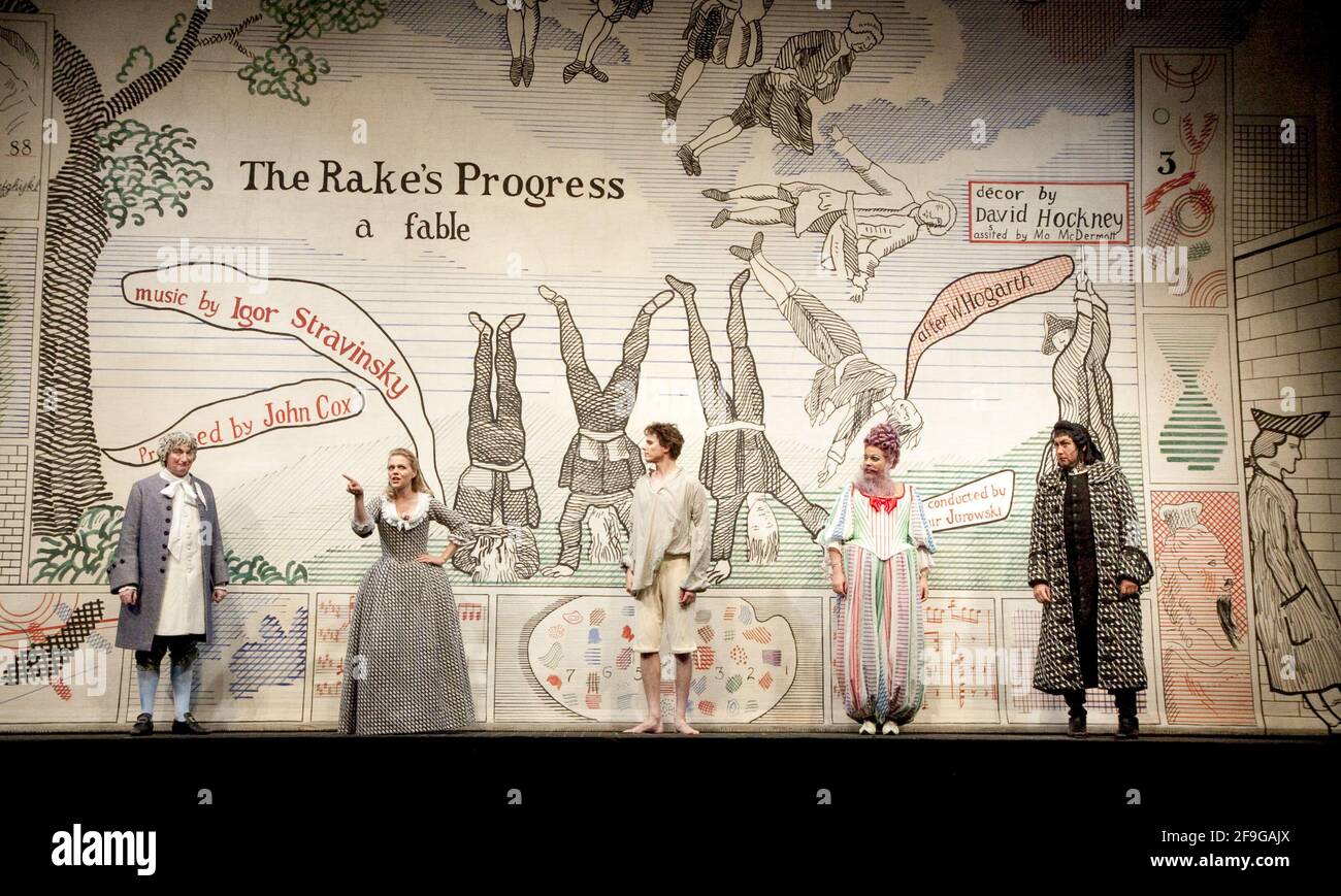 Epilog - l-r: Clive Bayley (Father Trulove), Miah Persson (Anne Trulove), Topi Lehtipuu (Tom Rakewell), Elena Manistina (Baba der Türke), Matthew Rose (Nick Shadow) in THE RAKE'S PROGRESS an der Glyndebourne Festival Opera, East Sussex, England 08/08/2010 Musik: Igor Strawinsky Libretto: W H Auden & Chester Juroman David Hockney Beleuchtung: Robert Bryan Regie: John Cox Stockfoto