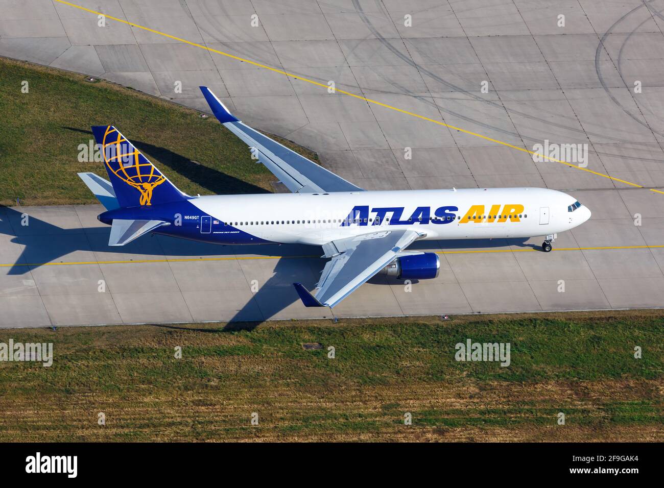 Stuttgart, 2. September 2016: Luftaufnahme eines Flugzeugs der Atlas Air Boeing 767 am Stuttgarter Flughafen (STR) in Deutschland. Boeing ist ein Flugzeug Stockfoto