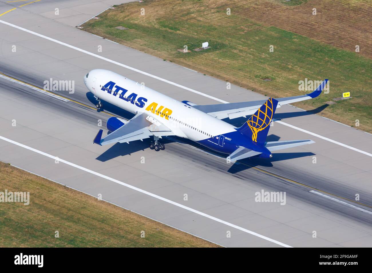 Stuttgart, 2. September 2016: Luftaufnahme eines Flugzeugs der Atlas Air Boeing 767 am Stuttgarter Flughafen (STR) in Deutschland. Boeing ist ein Flugzeug Stockfoto