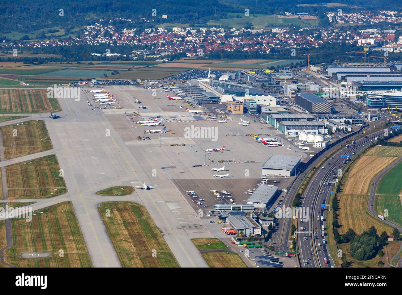 Stuttgart, 2. September 2016: Luftaufnahme der Frachtrampe am Stuttgarter Flughafen (STR) in Deutschland. Stockfoto