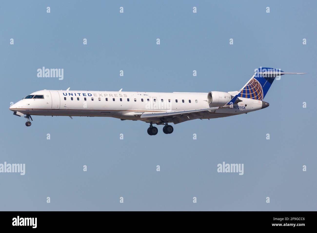 Los Angeles, USA - 22. Februar 2016: United Express Bombardier CRJ-700 am Flughafen Los Angeles (LAX) in den USA. Bombardier ist ein Flugzeughersteller Stockfoto