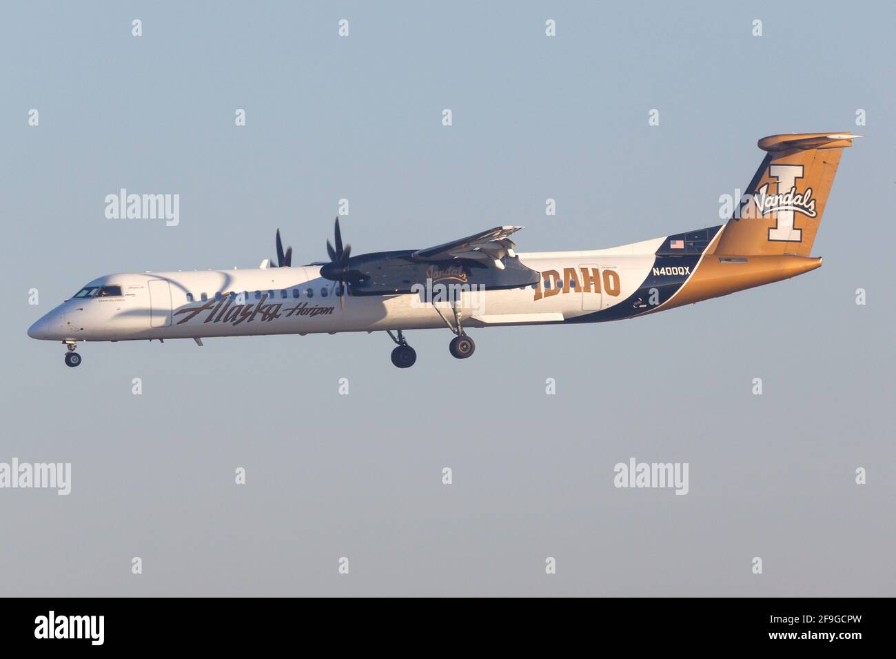 Los Angeles, USA - 22. Februar 2016: Alaska Horizon Bombardier Dash 8 Q400 am Flughafen Los Angeles (LAX) in den USA. Bombardier ist ein Flugzeughersteller Stockfoto