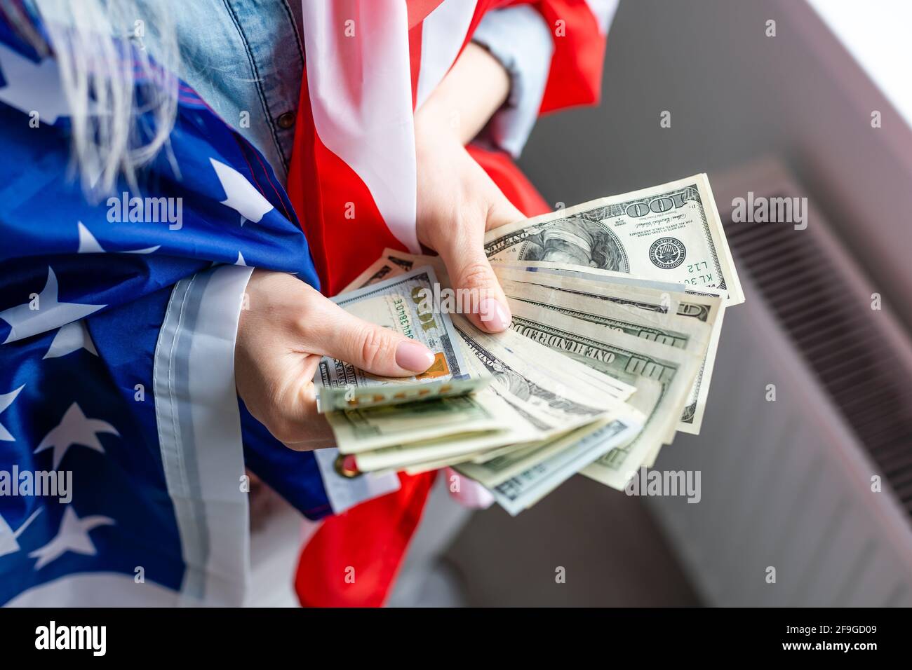 Frau mit Dollar und amerikanischer Flagge Stockfoto
