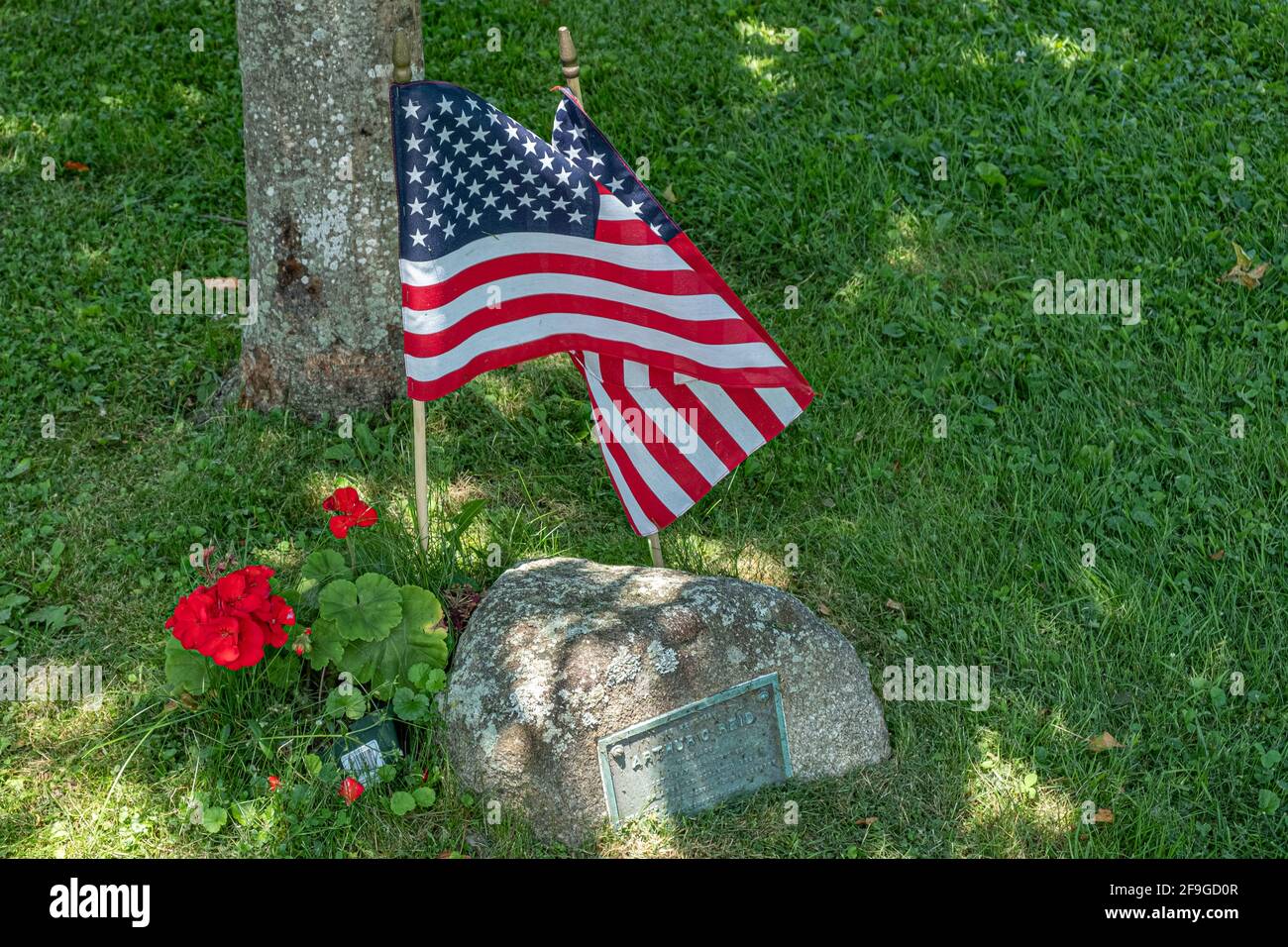 Die amerikanische Flagge schmückt ein Denkmal auf dem Petersham, Massachusetts Town Common. Stockfoto