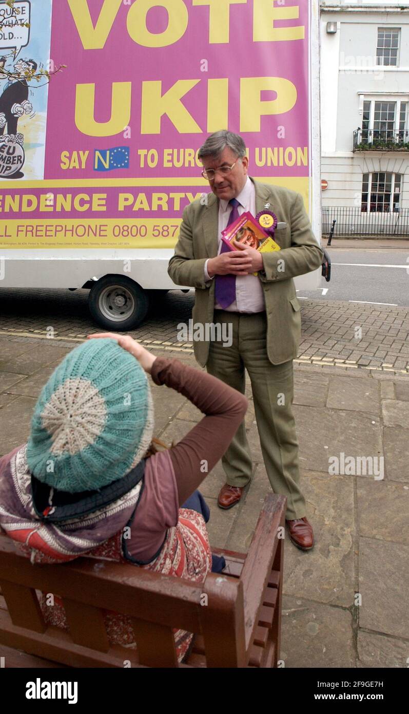 UKIPS ROGER KNAPMAN IN TOTNES, DEVON,25. APRIL 2005 TOM PILSTON Stockfoto