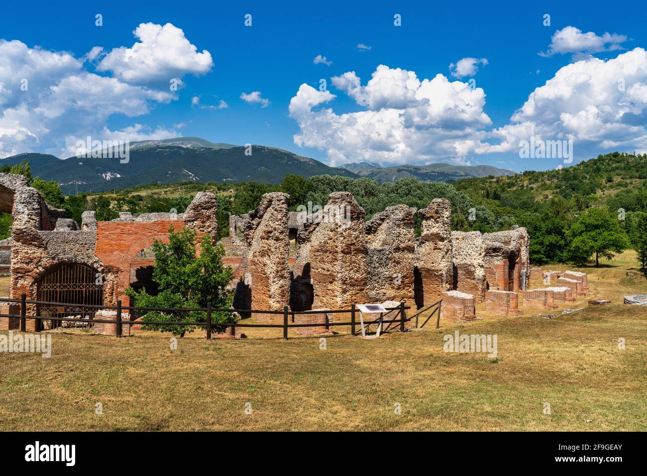 Das römische Amphitheater von Amiternum war das Hauptamphitheater der alten Sabine Stadt von Amiternum, deren archäologische Überreste in der Nähe von t befinden Stockfoto