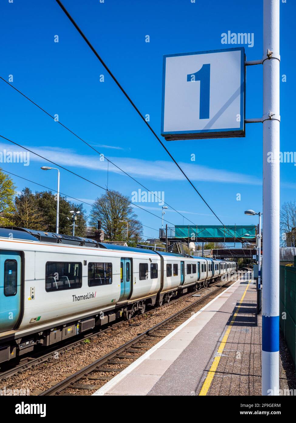 Thameslink Zug am Bahnhof Royston in Hertfordshire UK. Thameslink Zug auf der Thameslink Cambridge nach Brighton Linie. Stockfoto